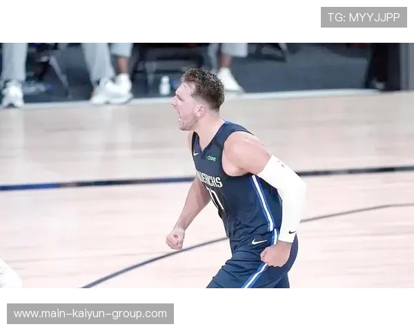 东契奇突破后抛投再度得手，独行侠继续巩固领先